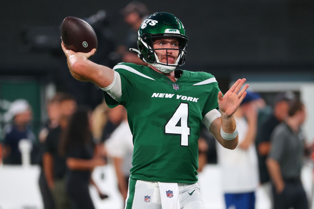 New York Jets quarterback James Morgan (4) warms up before an NFL preseason game between the New York Jets and Philadelphia Eagles on August 27, 2021 at MetLife Stadium in East Rutherford, NJ. 