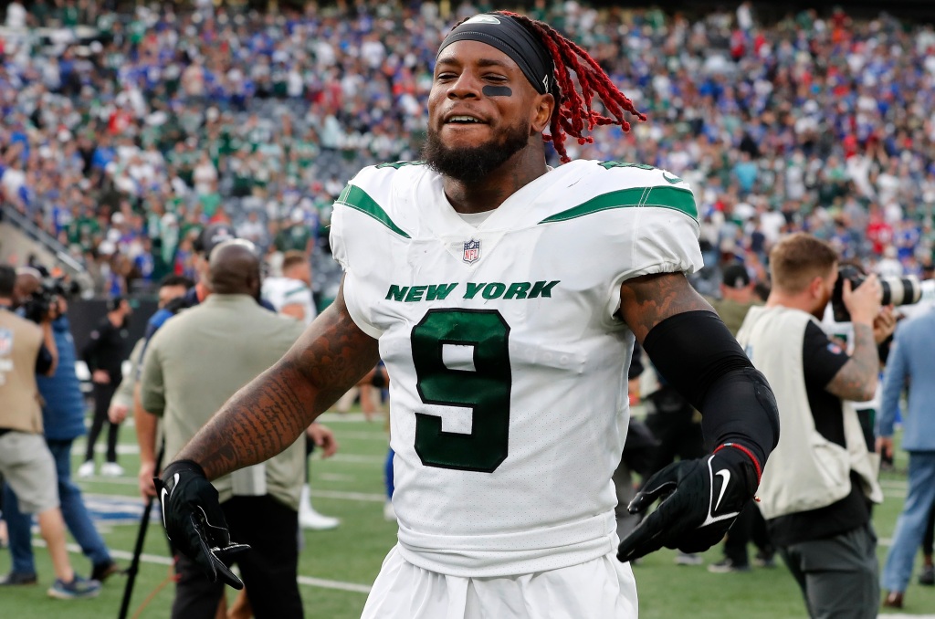 Kwon Alexander #9 of the New York Jets faces the Buffalo Bills at MetLife Stadium on November 6, 2022 in East Rutherford, New Jersey.  The Jets defeated the Bills 20-17. 