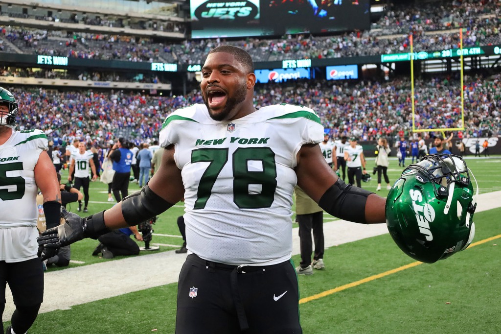 New York Jets guard Laken Tomlinson (78) celebrates after the game when the New York Jets play the Buffalo Bills on Sunday, November 6, 2022 at MetLife Stadium in East Rutherford, NJ.  New York Jets won 20-17.