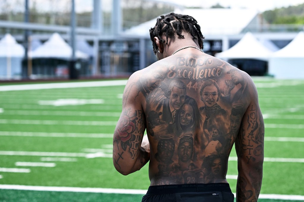 Jets receiver Mecole Hardman shows his extensive back tattoo.