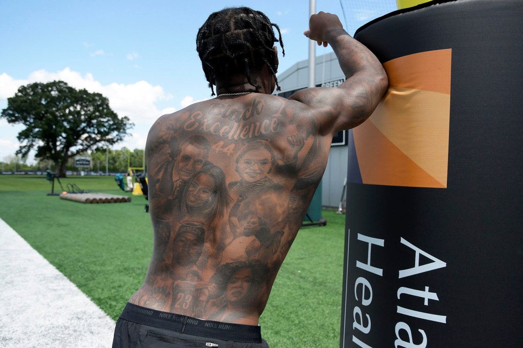 Mecole Hardman displayes his new back tattoo.
