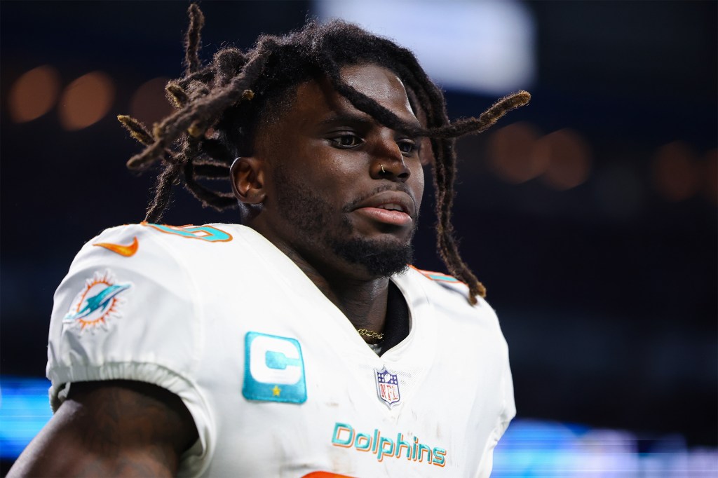 Dolphins wide receiver Tyreek Hill reached a legal settlement with a dock worker from a Miami Beach marina.