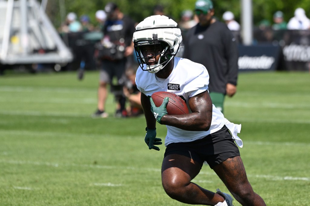 Jets' Zonovan Knight runs the ball during practice at training camp in Florham Park, NJ. 