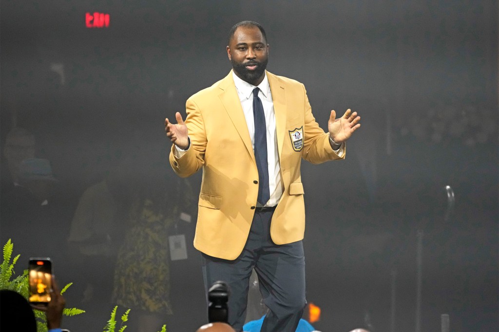 Darrelle Revis received his gold jacket for the Hall of Fame on Friday.