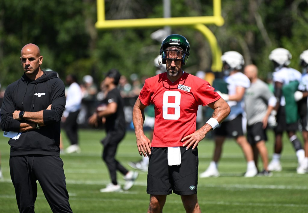 Jets quarterback Aaron Rodgers takes a breather during practice