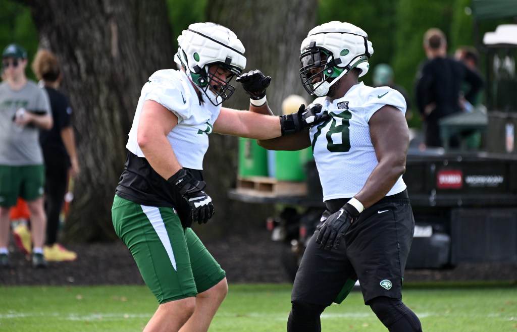 Jets guards Wes Schweitzer. left, and Laken Tomlinson (78) practice at training camp