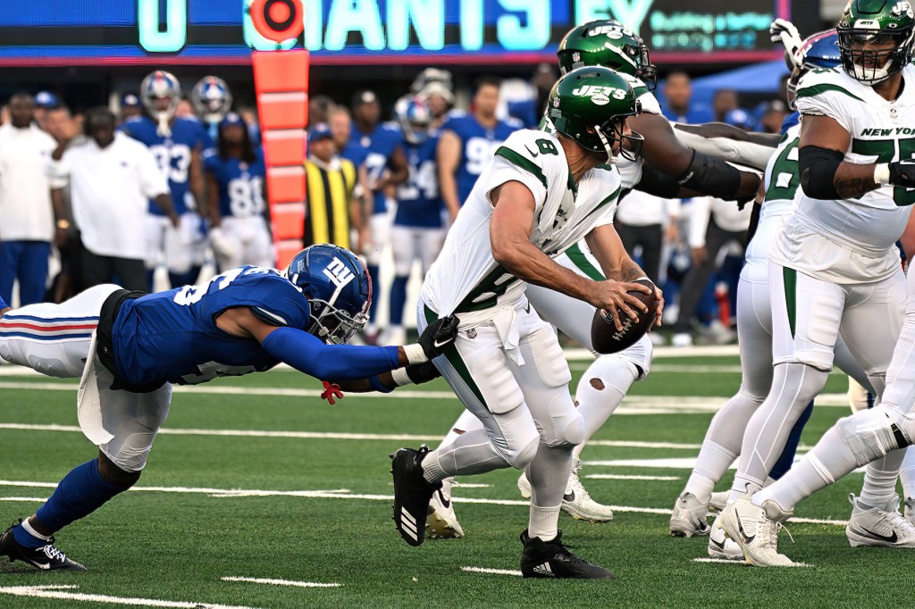 Giants linebacker Isaiah Simmons (46) attempts to tackle Jets quarterback Aaron Rodgers (8) during the first quarter in East Rutherford, NJ. 