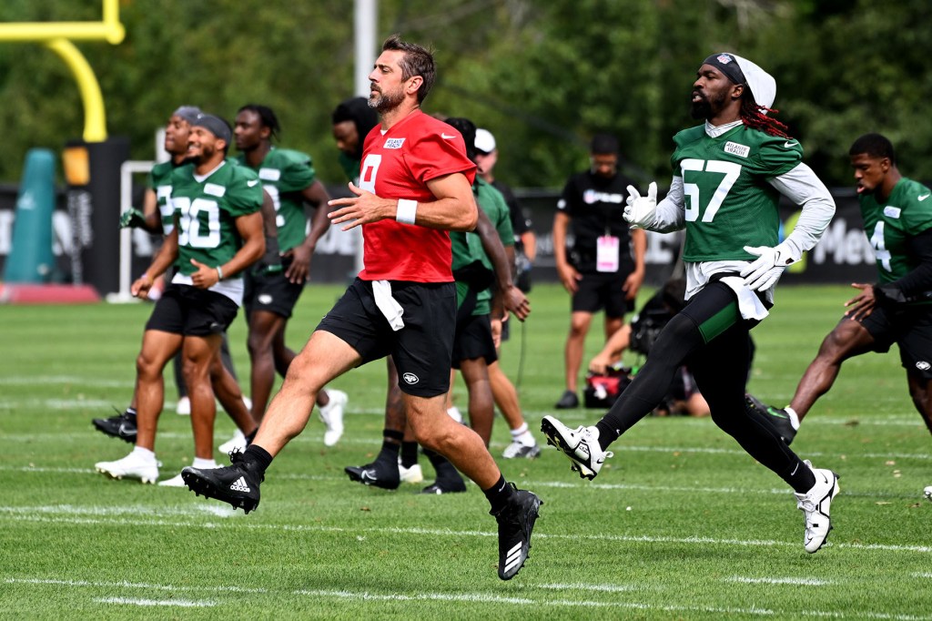 Jets quarterback Aaron Rodgers (8) and linebacker C.J. Mosley run during practice at training camp in Florham Park, NJ. 