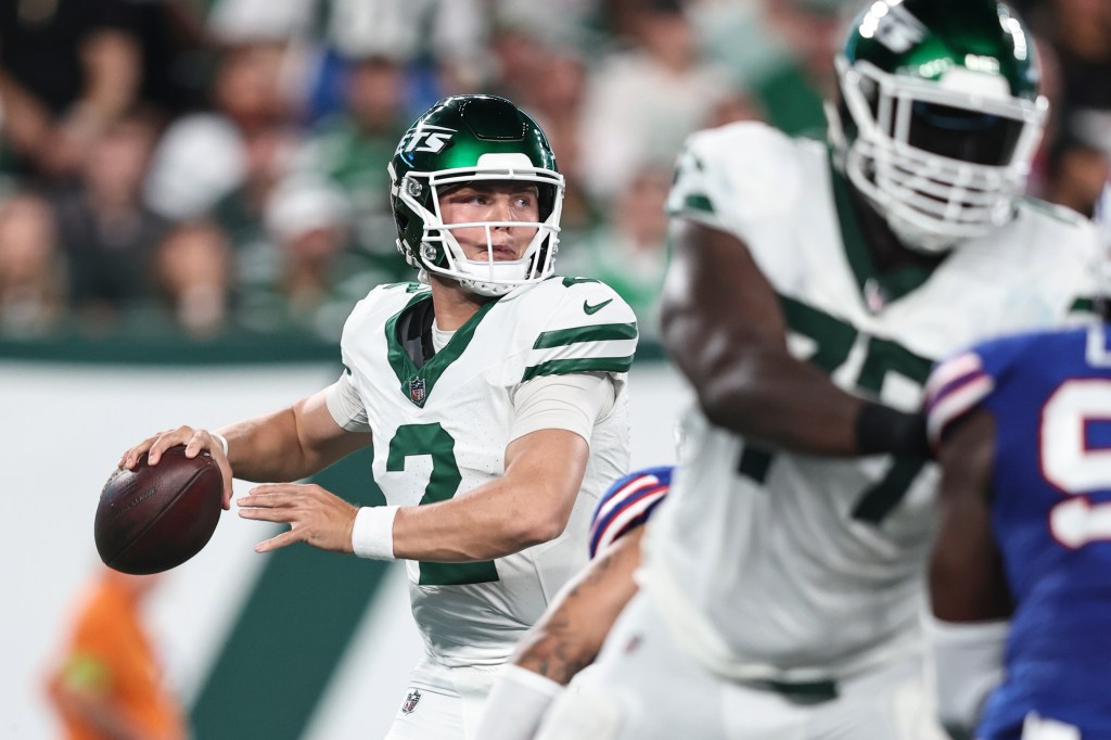 Zach Wilson #2 of the New York Jets passes during a game between the New York Jets and the Buffalo Bills at MetLife Stadium on September 11, 2023 in East Rutherford, New Jersey. 