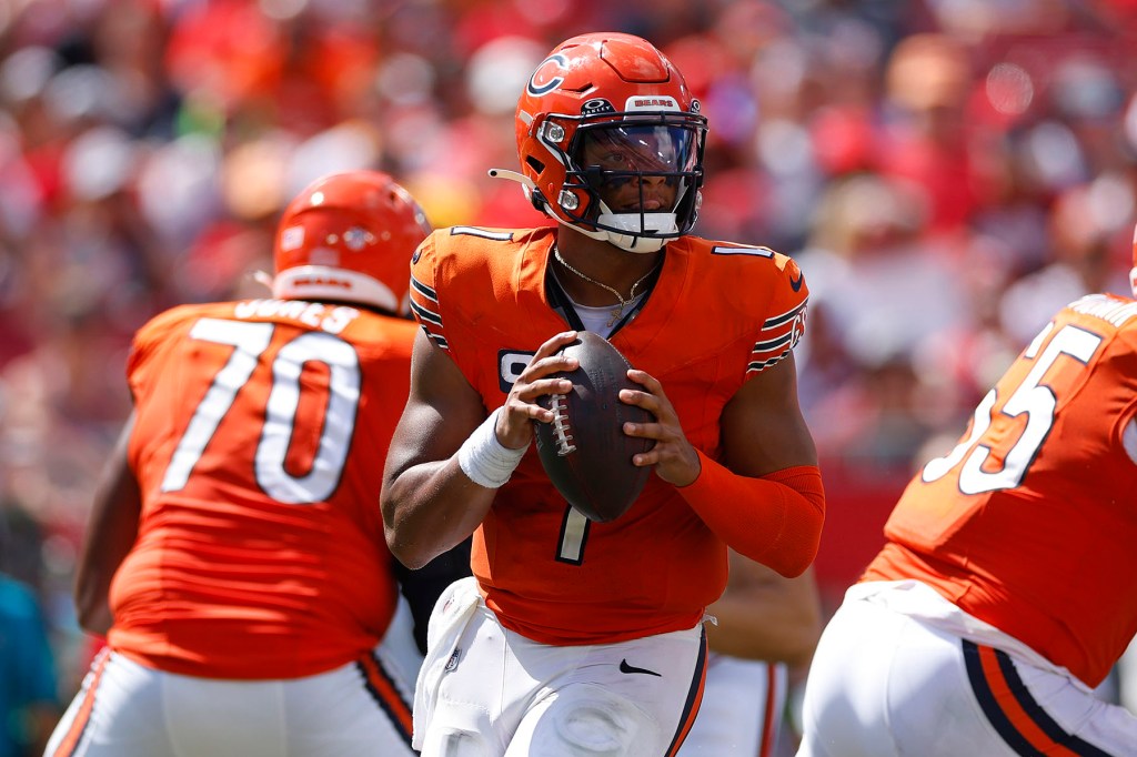 Bears QB Justin Fields drops back to pass against the Buccaneers.