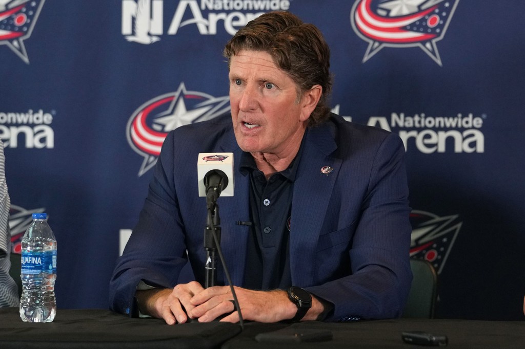 Blue Jackets coach Mike Babcock speaks at a press conference.