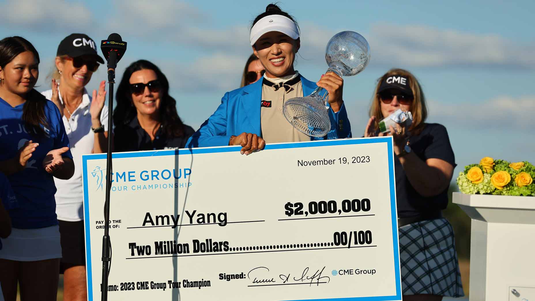 amy yang holds trophy and check for winning 2023 cme group tour championship
